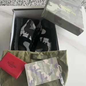 Valentino Rockrunners  - Hej, här säljer jag mina feta rockrunners till ett dunder pris. De är använda hela hösten och en del under vintern. Men bibehållt ett grymt skick med endast små tecken på användning efter rengöring. De är i storlek 43! Små små nedslitningar under skon har skett, men inget alls som märks av. HÖR AV DIG VID EVENTUELLA FRÅGOR ELLER PRISFÖRSLAG!