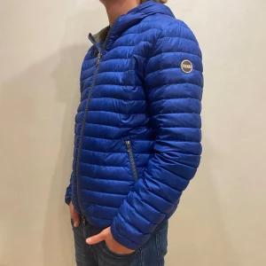 Colmar Jacka  - Hej! Säljer nu min jacka från märket Colmar, storlek M, bra skick modellen är 184cm och väger 70kg . Tveka inte på att höra av dig om du har frågor eller funderingar kring jackan!