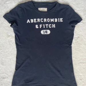 Abercombie T-shirt  - Jättesnygg topp från abercombie & fitch! Storlek m, passar mig som brukar ha S! Bilder från förra ägaren💕 pris kan diskuteras 