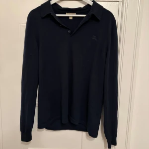 Mörkblå tröja från Burberry - Snygg mörkblå tröja från Burberry. Står storlek XL men sitter mer som en M/S. Hör av dig vid frågor! 
