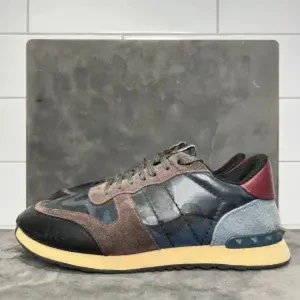 Valentino Rockrunners - Valentino Rockrunners i strl 46 finns nu inne! Otrolig colorway som skapar ö unik känsla på ett par trendiga skor😍 OBS! Inte min bild utan skicket på våra skor är lite sämre, runt 8/10✨ Skriv vid intresse och bilder!