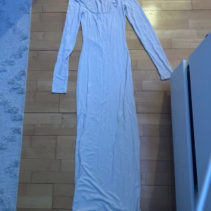 Vit SKIMS långklänning med långa ärmar - Skimsklänning som jag inte använder längre. Köpt för 900kr. (OBS) det finns ett litet hål i klänningen, se bilden. Passar Xs-S