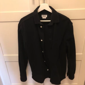 Weekday Overshirt - Weekday Overshirt som är något oversized. Skjortan är i manchester och passar bra på mig som är 188cm och väger ca 75kg. Skicket är bra och plagget är sparsamt använt. Storlek S men sitter mer likt en M.  Jag är 188cm och väger 