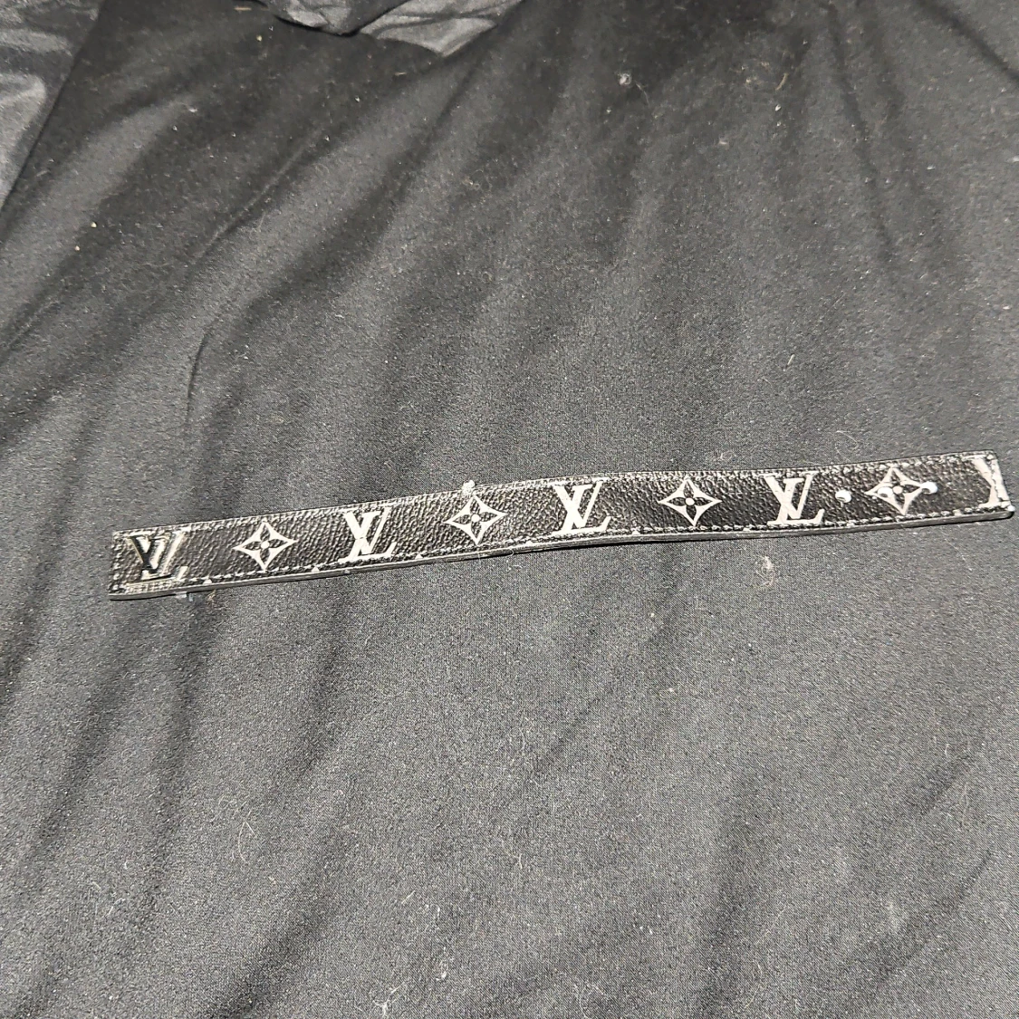 Snyggt svart armband 