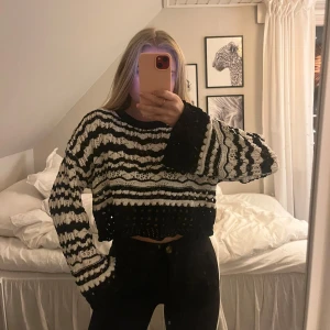 Svart och vit randig croppad tröja från Zara - Säljer en stickad tröja som är köpt från Zara som inte går att få tag på längre💞 den är som ny då den knappt är avnvönd 🌟 skriv vid intresse eller fler frågor. ☺️