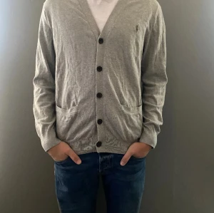 CARDIGAN POLO RALPH LAUREN - Merino cardigan från Polo Ralph Lauren | Storlek: M - Skicket är väldigt bra - Mitt pris: 599- Nypris: Ca 2299 - Modellen är 182 och väger 70 kg.  Hör gärna av dig om du har några frågor. //AU_Archive