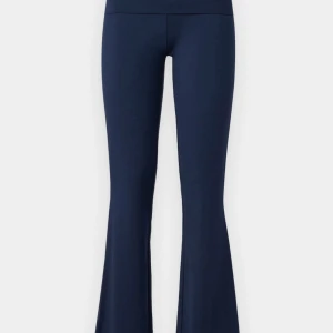 Mörkblå bootcut byxor - Mörkblå flare yoga pants perfekta för en stilren look. Tillverkade i ett mjukt och stretchigt material för extra komfort.