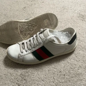 Gucci ace  - Säljer dessa feta Gucci ace skorna i storlek 41 skicket skulle jag säga är 7/10 inga större defekter än lite crease.  Självklart äkta. Priset 1499 går att pruta, hör av dig om du har några frågor, (går att byta)
