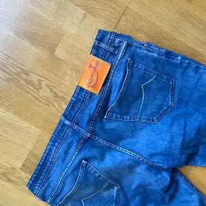 Snygga blå jeans från Jacob Cohën, style 688. 5399kr nypris, väldigt bra skick. Size 34.