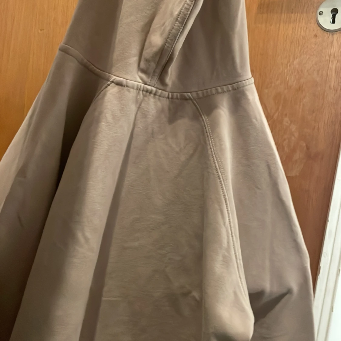 Beige hoodie med broderi - 91