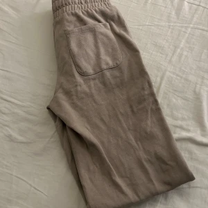 Beige mjukisbyxor från Lager 157 - Mjukisbyxor från Lager 157. Dem är nästan aldrig använda pga att dom är för korta för mig. Dem är supersköna och midjan kan man enkelt vika ner om man vill ha dem mer lågmidjat💕