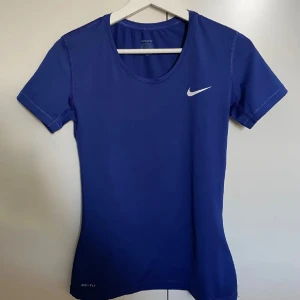 Kontakta om ni vill köpa- finns kvar - Köptes på plick. Aldrig använd av varken mig eller den jag köpte av. Ny pris är 399kr🫶storlek M men då den sitter tight skulle jag säga att det mer är en s 