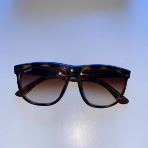 Solglasögon från OneWear - Snygga solglasögon från OneWear. Har aldrig används. Säljer den för att den passade mig inte så bra.