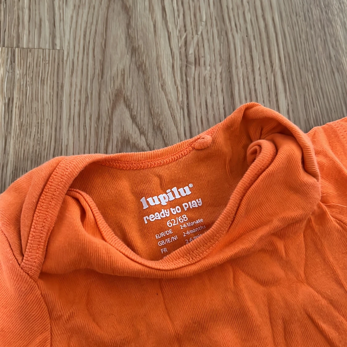 Orange kortärmad body från Lupilu - 90