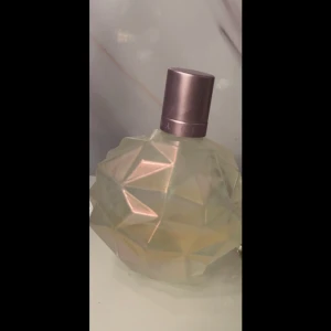 Ariana Grande parfym - 100 ML . 50 ML kvar Dm för mer information 🌸