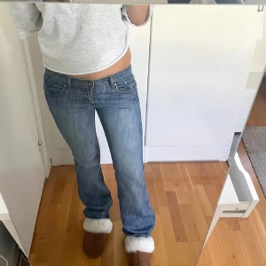 Blå jeans med bootcut - Säljer ett par klassiska blå jeans med bootcut. De har en låg midja och femficksdesign. Perfekta för en avslappnad stil.