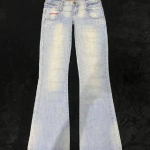 Ljusblå bootcut jeans från Fishbone - skktsnygga ljusblå bootcut jeans från Fishbone! Lågmidjade och sitter perfekt!💖mått finns bland bilderna. I bra skick, som nya💕kan tänkas sänka pris vid snabbt köp!