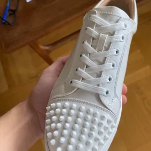 Vita sneakers från Christian Louboutin - Säljer nu mina vita louboutin sneakers i fint skick. För fler bilder eller frågor om skorna tveka inte på o höra av dig!