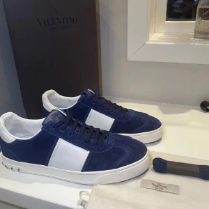 Söker Valentino flycrews - Söker Valentino flycrew som är mellan storlek 40 och 41. I färgen mörkblå eller svarta😁