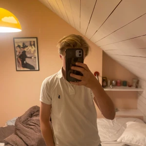 Vit pikétröja från Polo Ralph Lauren - Säljer en klassisk vit pikétröja från Polo Ralph Lauren i storlek S. Tröjan har en broderad logga på bröstet och en stilren krage med knappar. Perfekt för en avslappnad och stilren look. Nypris 1299! Mitt pris 359! Men priset går att diskuteras!