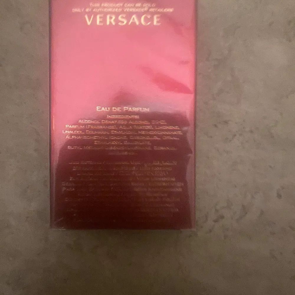 Versace Eros Flame Eau de Parfum i en elegant röd förpackning med guldtext. Denna parfym är känd för sin intensiva och eldiga doftprofil, perfekt för den som vill göra ett intryck. Förpackningen är stilren och lyxig, vilket gör den till en utmärkt present.. Parfym.