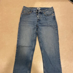 Blå jeansbyxor - Snygga blå jeans med  knappgylf. Perfekta för en avslappnad stil. Dom är ifrån Lager 157 i storlek S 