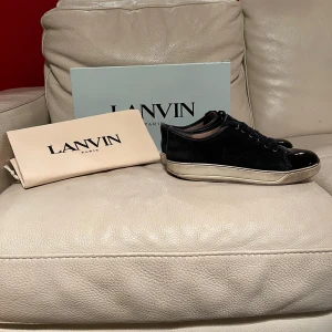 Lanvin i färgen Marinblå blå - Tjenare!! Säljer ett par riktigt snygga dojjor från lanvin det finns såklart tecken på användning men dom är fortfarande riktigt fina  . Storleken på dom är 44. Låda och dustbag får man såklart med . Hör av er vid frågor pris kan diskuteras MVH Vilhelm
