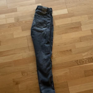 Replay hyperflex - grå - Tja! Säljer ett par riktigt feta gråa Replay Hyperflex jeans i mycket bra skick. Inga skador. Säljes pga får små