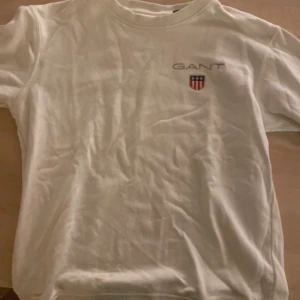 Vit tröja från GANT - Säljer en klassisk vit tröja från GANT i storlek 158/164. Passar till alla tilfällen