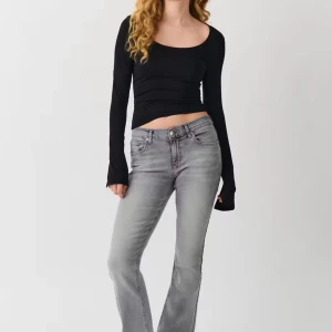 Gråa lågmidjade bootcut jeans - Snygga grå jeans i bootcut-stil. De är low waist. Perfekta för både vardag och fest! 🖤kommer från Gina. Originapris= 500. Knappt använt och i bra skick:)