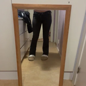Svarta bootcut jeans - Säljer ett par svarta bootcut jeans i bra skick. Jeansen är bekväma och har en snygg passform, korrigerbar midja.Perfekta för höst och vinter! De är ifrån Gina Young💓