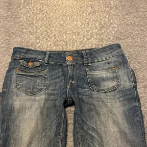 Lågmidjade jeans från only - Snygga lågmidjade jeans frpn only! Säljer då dom tyvärr är för stora på mig Passformen är normal och de är tillverkade i ett slitstarkt denimtyg. Jeansen är långa på mig som är 172, uppsydda längst ner (går att sprätta upp lätt) storlek 28/34