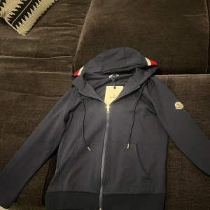 Mörkblå huvtröja från Moncler - Säljer nu min Marinblåa moncler kofta inga skador helt nytt skick lite tajtare fit storlek L
