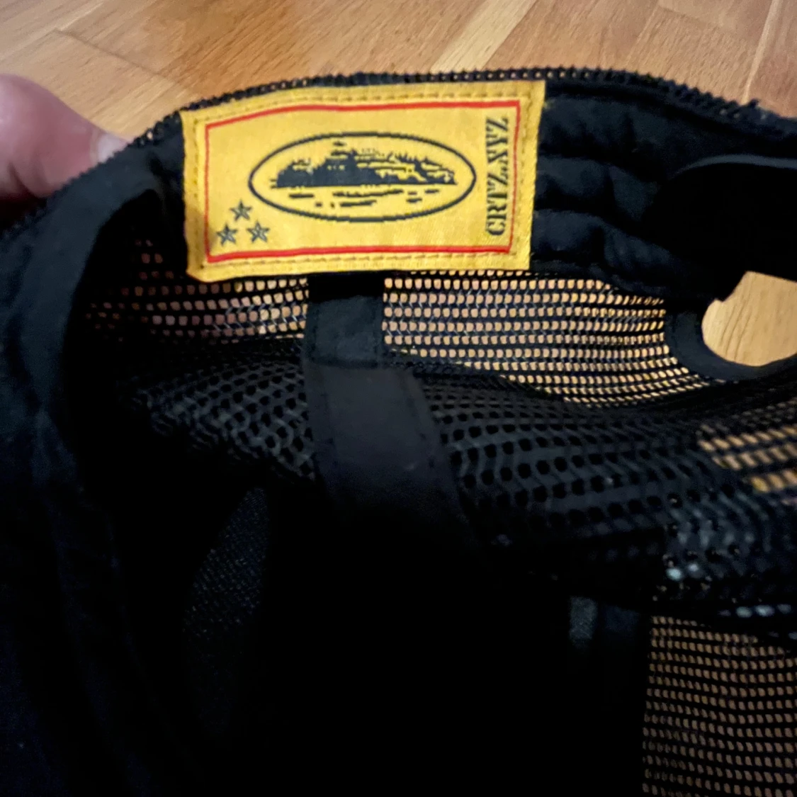 Svart keps med meshdetaljer - 91