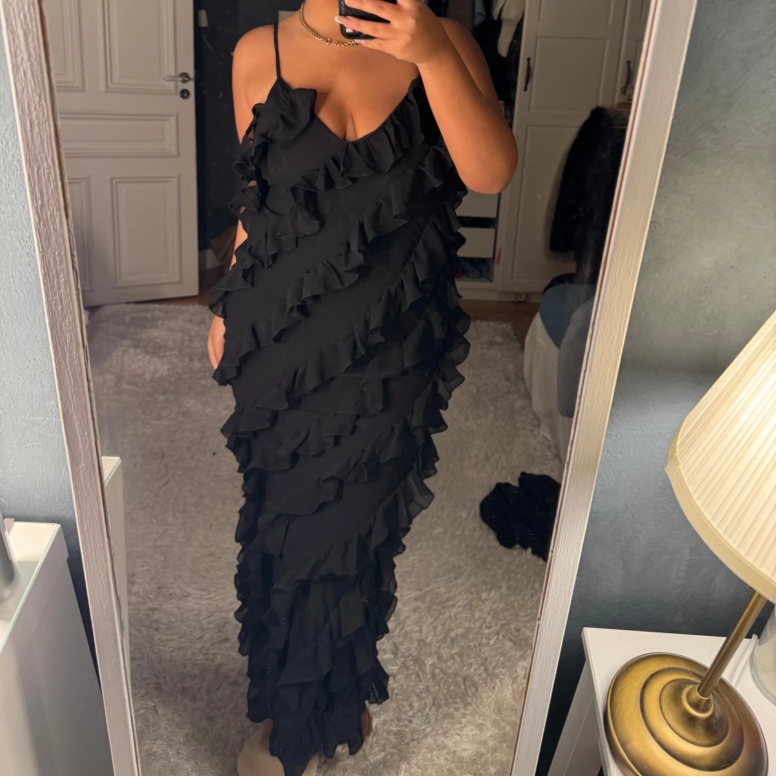 Svart långklänning med volanger