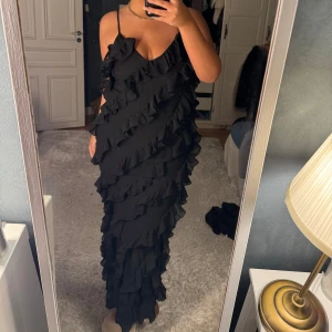 Svart långklänning med volanger - Säljer en jätte fin volang klänning från Nakd, använd en gång bara!💘