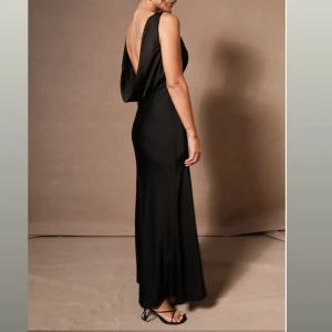 Svart långklänning med öppen rygg - Så fin svart maxi klänning med öppen rygg, perfekt till balen bland annat 🩷 använd en gång endast så den är i toppenskick. Nypris ca 1500kr