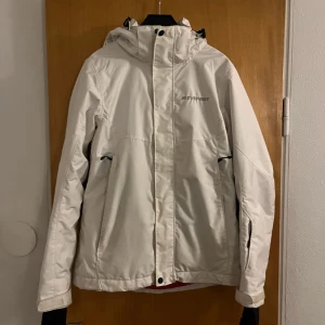 Vit skid jacka  från Everest - Säljer en snygg vit skidjacka från Everest i mycket bra skick. Jackan är fodrad. Storleken är dam 34.