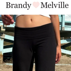 BRANDY MELVILLE YOGA PANTS - Popular yoga pants från brandy melville, köpa i butiken i Stockholm. Endast testade ej använda! 