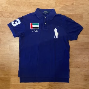 Ralph Lauren uae Polo / Pike - !skicka bud för snabb affär! Snygg Ralph Lauren uae piké, storlek M i perfekt skick. Skriv om ni undrar någonting 📲💯🎄