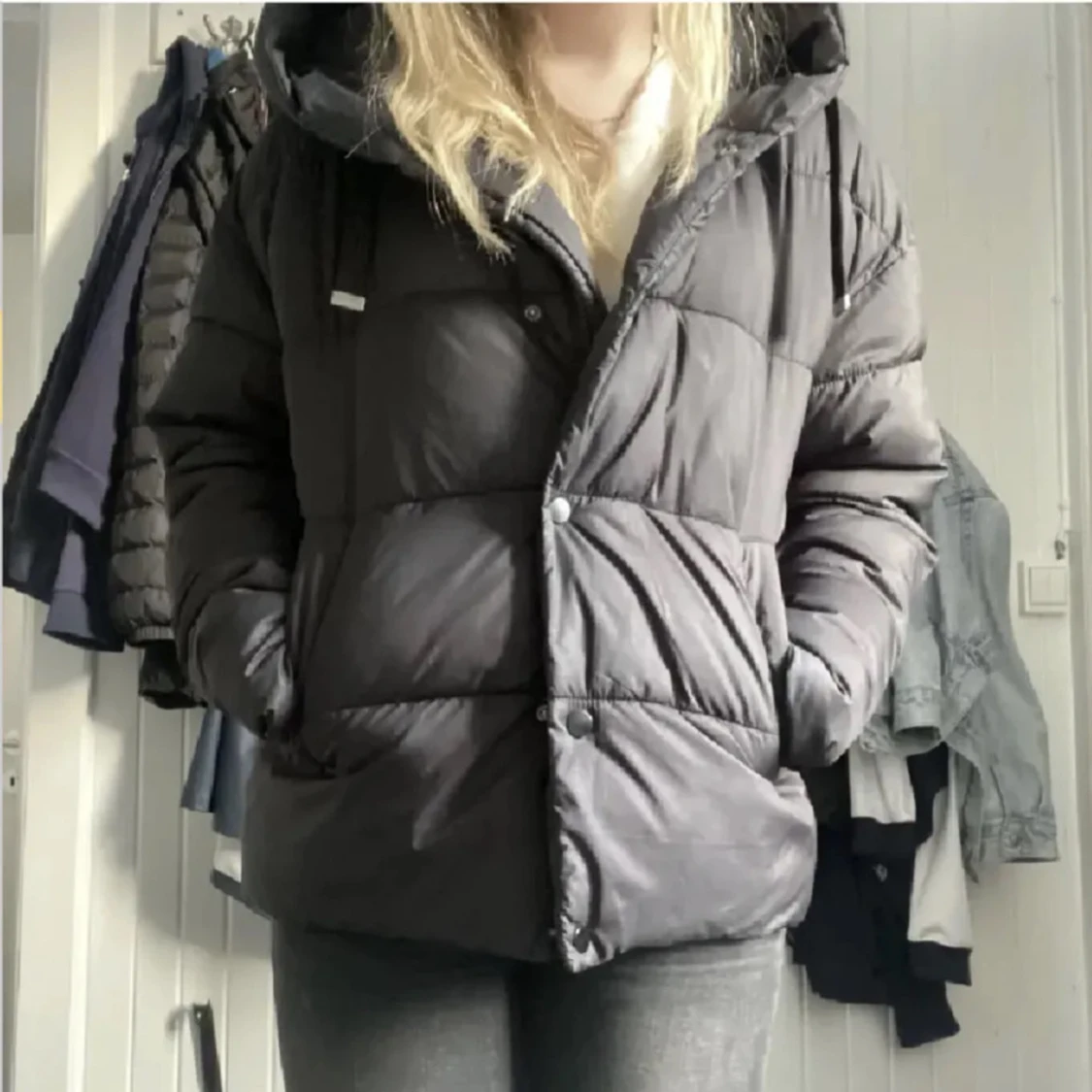 Svart puffer vinterjacka