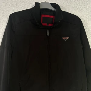  Prada bomberjacka  - Säljer en stilren svart jacka från Prada i mycket bra skick. Jackan har en dragkedja framtill och en diskret logga på bröstet. Perfekt för höst och vår, med en normal passform och långa ärmar. En klassisk och tidlös design som funkar till det mesta.  Priset kan diskuteras vid snabb affär och var du frågor, fråga gärna (: