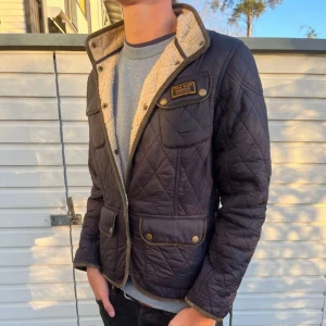 Marinblå jacka från Barbour - Säljer en fet marinblå jacka från Barbour. Skicket är riktigt bra och jackan säljs för 1700 i nypris. Jackan är i XS. Tveka inte att höra av er.