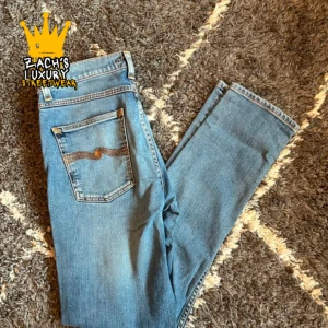 Nudie Jeans helt ny utan prislapp  - Nudie Jeans av modellen Lean Dean, Storlek: 31/32 - Skicket på jeansen är väldigt bra utan defekter - 10/10 - mitt pris: 499 - Nypris: 1599kr