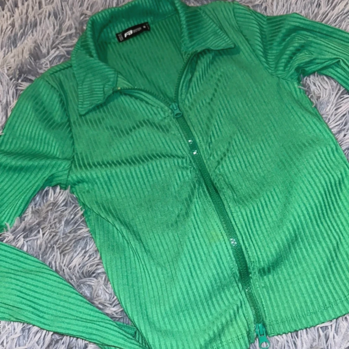 Grön ribbad tröja med dragkedja