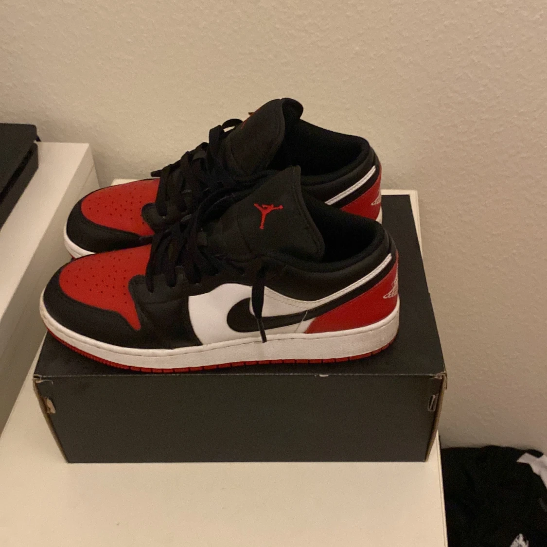 Nike Air Jordans i svart, röd och vit - 90