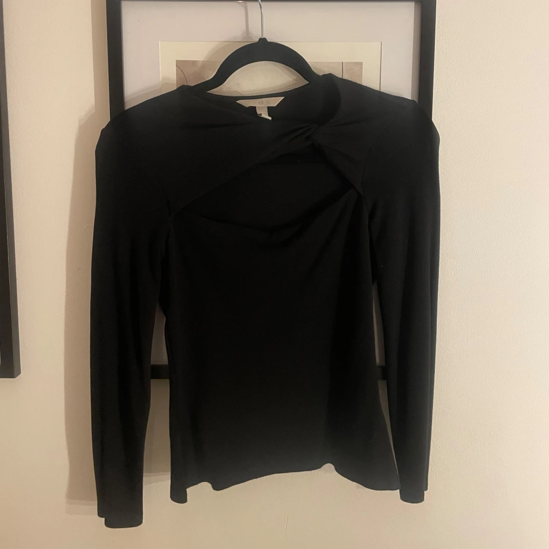 Svart långärmad topp med knutdetalj