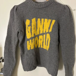 Ganni tröja - Säljer min superfina ganni tröja för att den inte kommer till användning längre. Den är i superbra skick!!