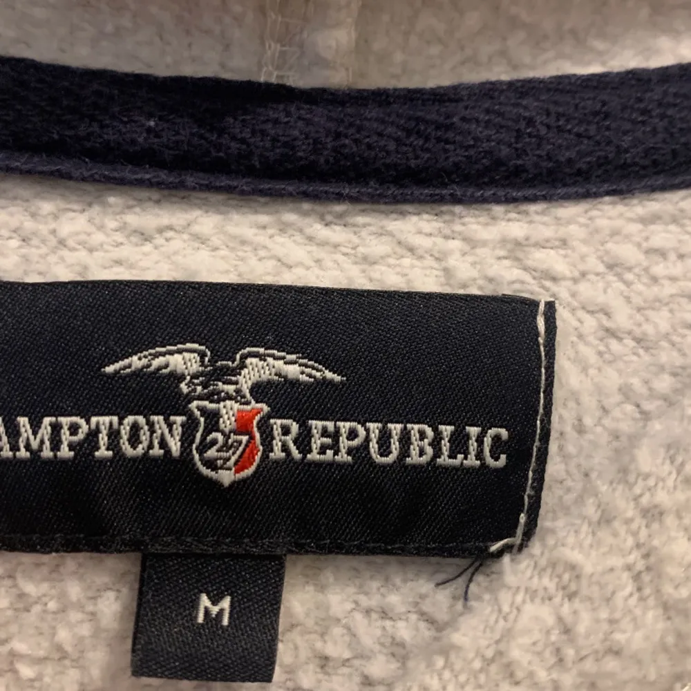 Säljer en snygg grå hoodie från Hampton Republic. I storlek M. Hoodies.