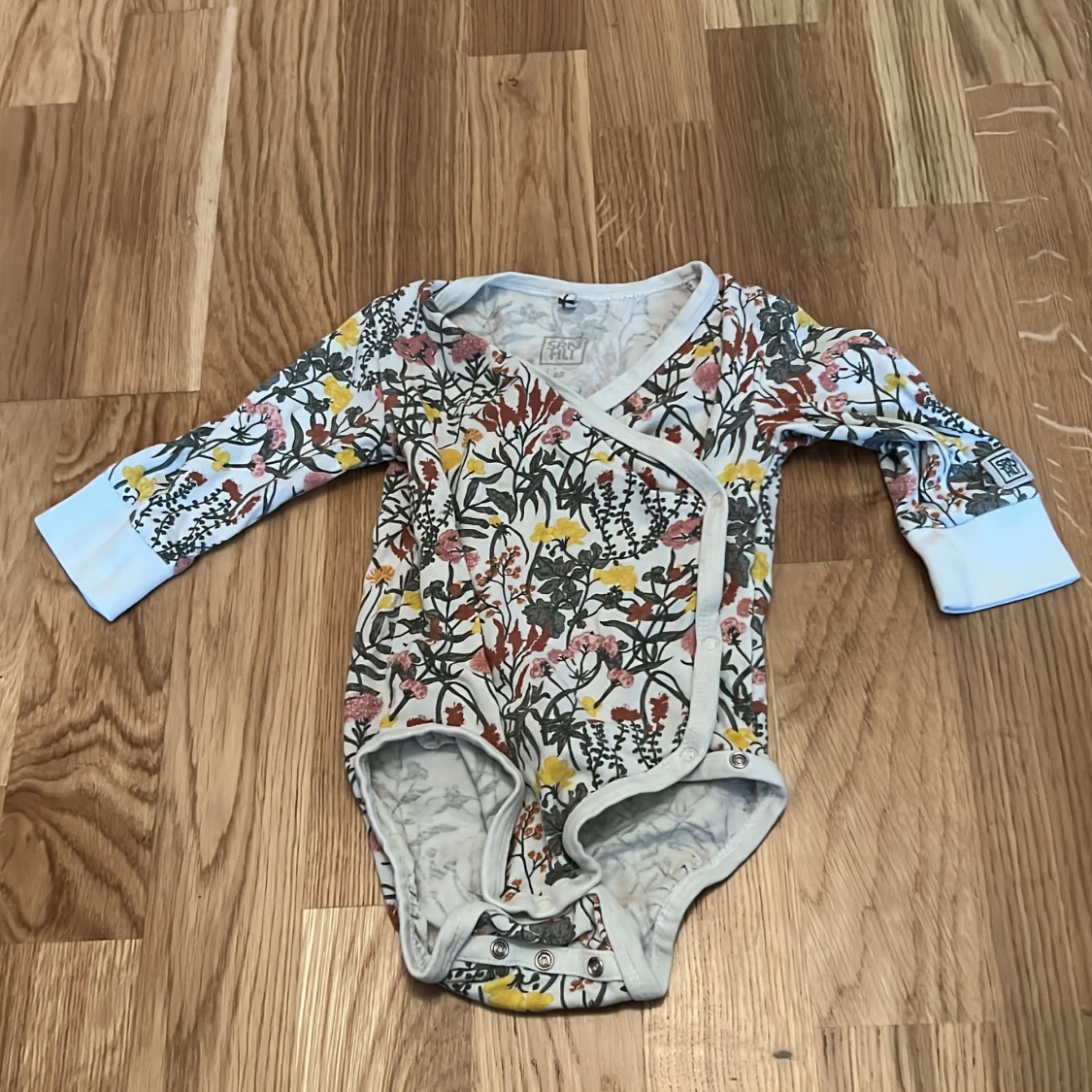 Blommig omlottbody från SRN HLT